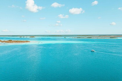 Excursión en barco a la laguna de siete colores de Bacalar desde la Costa M...