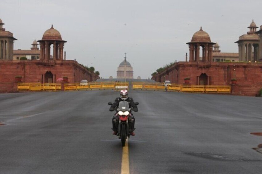 Private Royal Motorbike and Walking Tour in Delhi