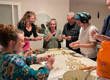 Istanbul: Vegan/Vegetarian Cooking Class with Locals at Home