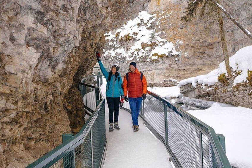 Winter Banff/ Johnston Canyon/ Lake Minnewanka 1 Day Tour