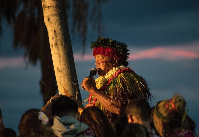 Luau performing singing for a crowd on Oahu