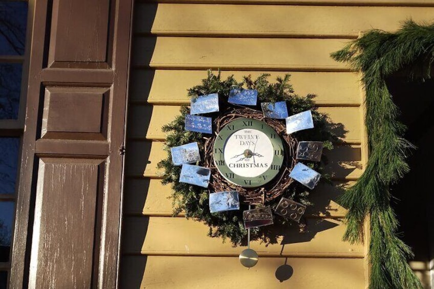 This is a gorgeous wreath og the 12 days of Christmas at the jewelers shop.