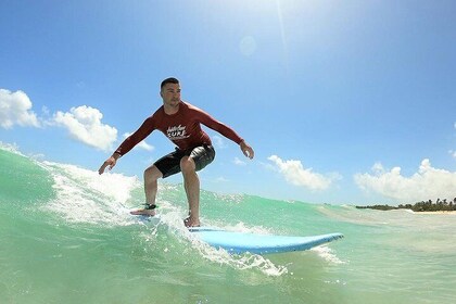 Clases de surf en la playa de Macao