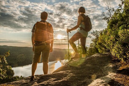 Från Montreal: Vandring och simning i Sept-Chutes Regional Park