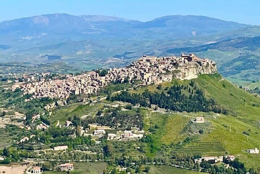 Panoramic view of the city of Enna