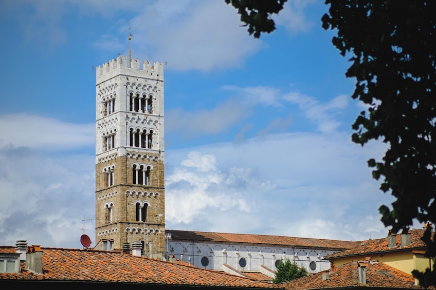 Day Tour from Florence to Lucca and Pisa with Buccellato Cake Tasting