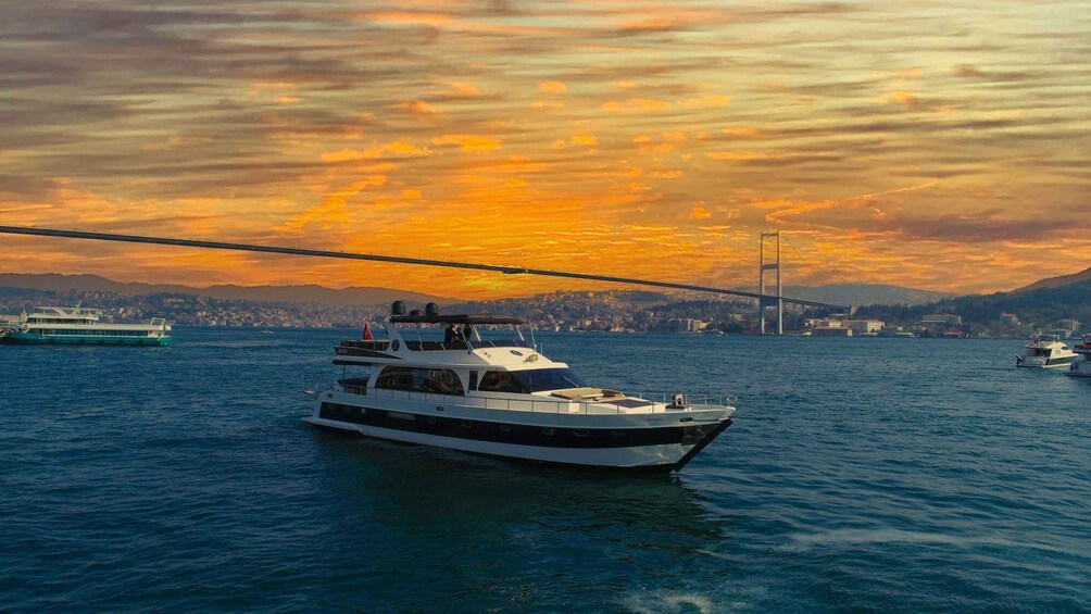 Istanbul: Bosphorus Sunset Cruise on Yacht with Live Guide