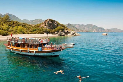 Marmaris: Boat Trip with Unlimited Drinks and BBQ Lunch
