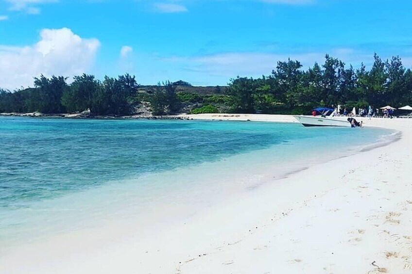 Private Speed Boat to Illot Gabriel, Coin de mire & Flat island