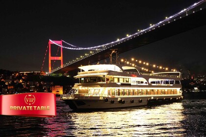 Estambul: crucero con cena y entretenimiento con mesa privada