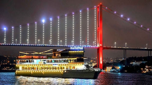 Istanbul : Dîner croisière et divertissement avec table privée