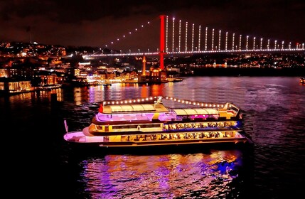 Istanbul: Middagscruise og show på Bosporos med privat bord