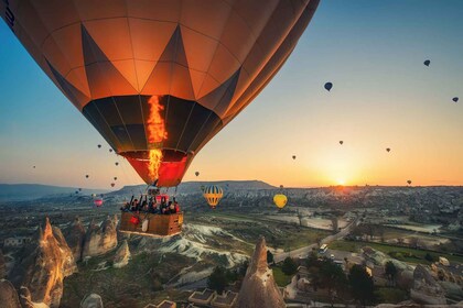 Desde Alanya: tour de 2 días por Capadocia, hotel cueva y globo