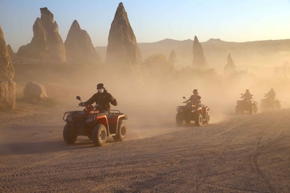 Från Ürgüp/Göreme: Cappadocia Sunrise eller Sunset Quad Tour