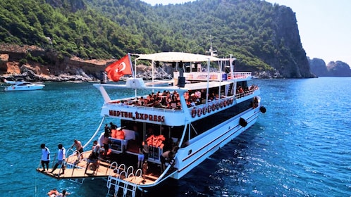 Alanya Comfort Boat Tour with Swim Stops