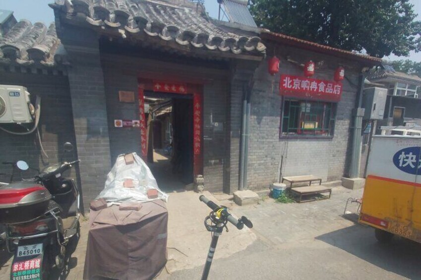 Walk into Mysterious Hutong tour with secret local snacks lunch.