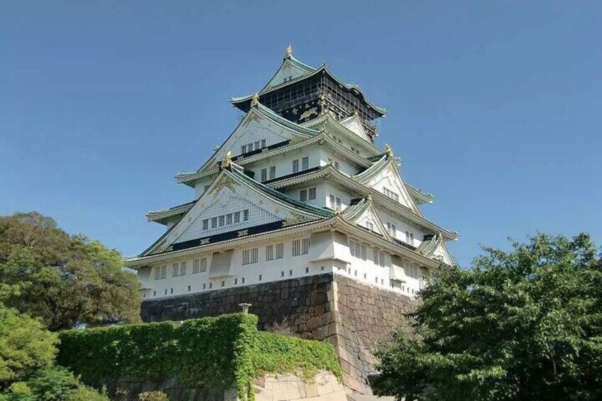 Osaka Castle Museum has been designated as a nationally registered cultural property, and it also serves as a historical museum with a wealth of materials.