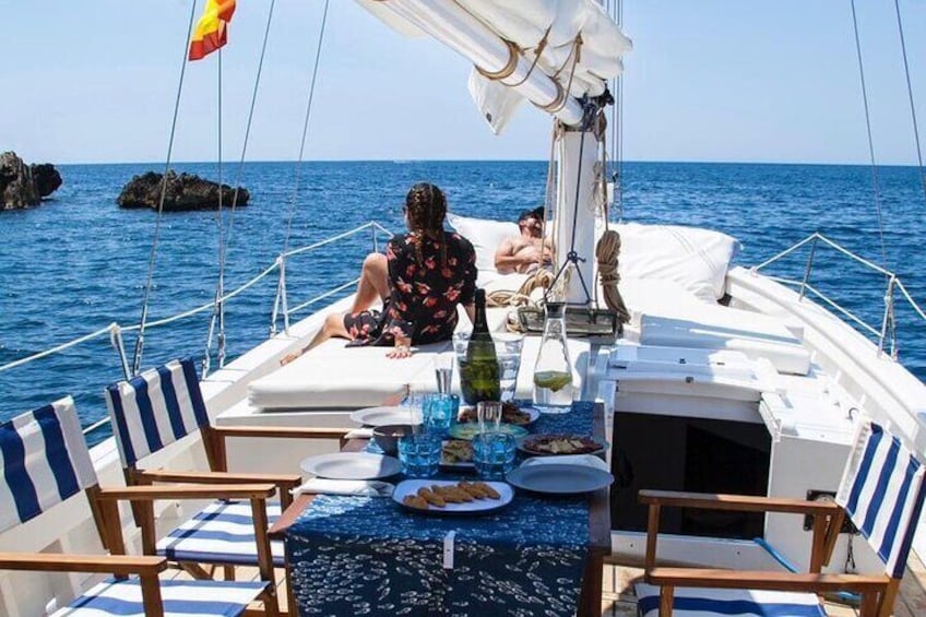 Ibiza: Private Sailboat with Tapas, Premum Open Bar & Music