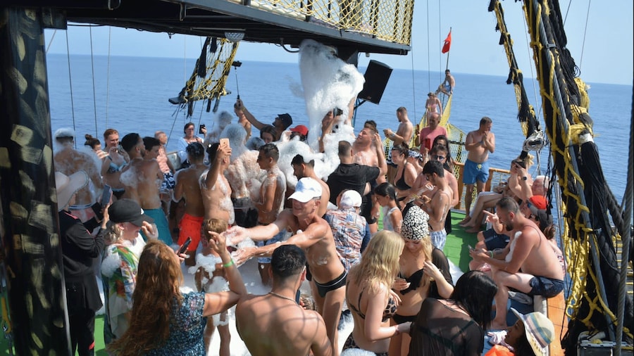 Alanya: Pirate Boat Tour w/ BBQ & Foam Party