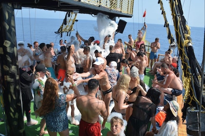Alanya: Pirate Boat Tour w/ BBQ & Foam Party