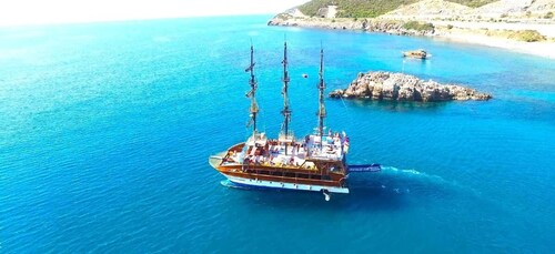 Alanya: Paseo en barco catamarán con baño de sol y natación