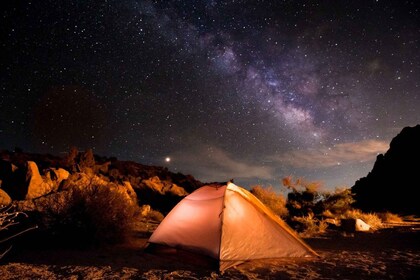 Berkemah dengan pemandangan bintang di Cappadocia