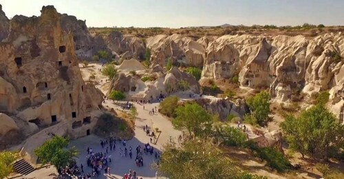 El tour rojo de Capadocia con grupos pequeños de día completo incluye almue...