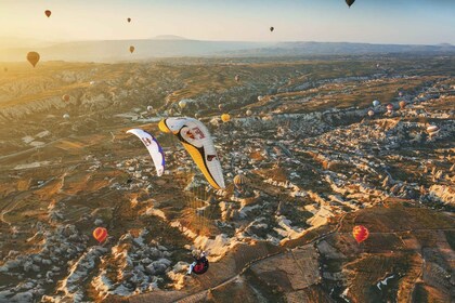 Von Urgüp/Göreme: Kappadokien Tandem-Gleitschirmfliegen & Transfer