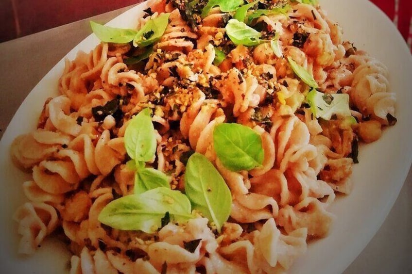 Pasta con grani antichi e verdure di stagione