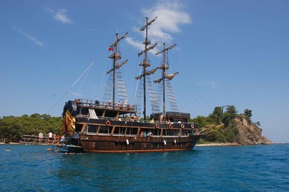 Alanya : Voyage en bateau pirate avec repas, boissons et option de ramassag...