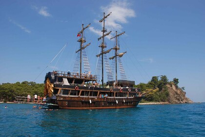 Alanya: Piratenbootsfahrt mit Mahlzeit, Getränken und Abholoption