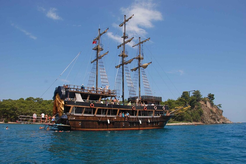 Alanya: Pirate Boat Trip with Meal, Drinks and Pickup Option