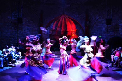 Cappadoce : Nuit de spectacle turc traditionnel avec boisson