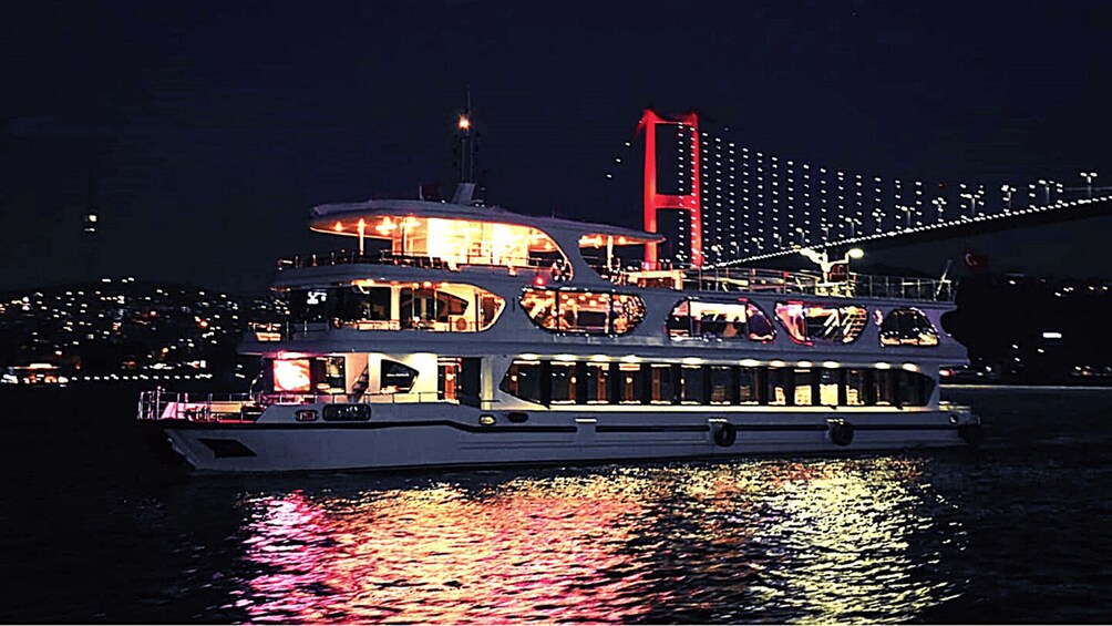 Istanbul: Bosphorus Dinner Cruise with Drinks & Turkish Show