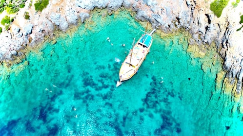 Cesme: Excursión en Barco en Grupo Reducido con Almuerzo Buffet Abierto