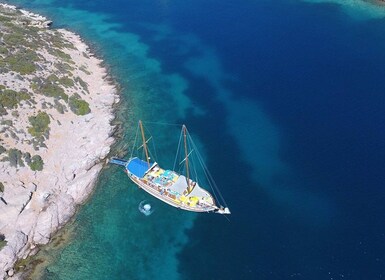 Cesme: Small Group Boat Tour with Open Buffet Lunch