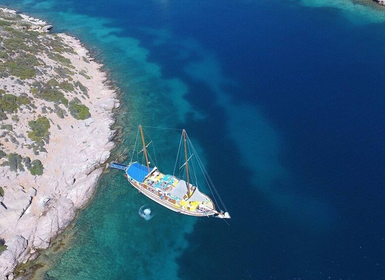 Cesme: Small Group Boat Tour with Open Buffet Lunch