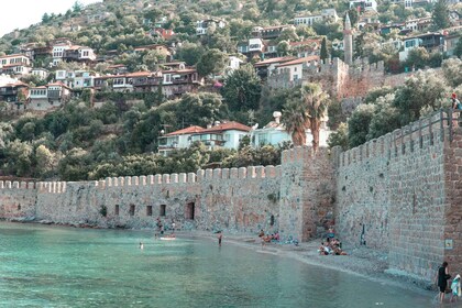 Depuis le côté : Alayna City excursion avec promenade en bateau et téléphér...