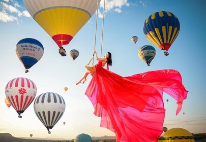 Cappadocia: Taking photo with Swing at hot air balloon view
