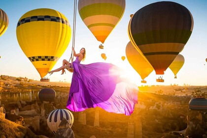 Cappadocia: Taking photo with Swing at hot air balloon view