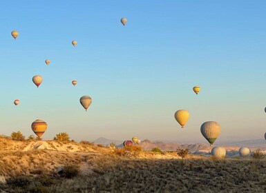 Kappadokien: Sonnenaufgang-Heißluftballonfahrt im Kat-Tal