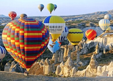 Göreme: Sunrise Göreme Valley Balloon Flight with Breakfast