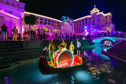 Côté : Le spectacle nocturne du Pays des légendes et l'avenue commerçante