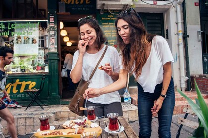 Istanbul: Private geführte Food Tour mit 10 Verkostungen