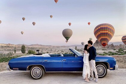 Ortahisar: paseo en globo en coche clásico en Capadocia