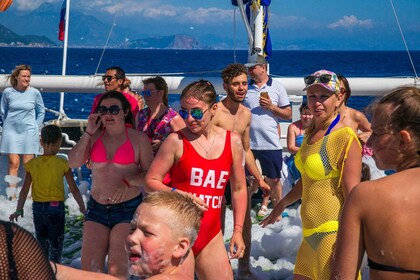 Desde Antalya: tour de un día en barco con almuerzo y fiesta de espuma