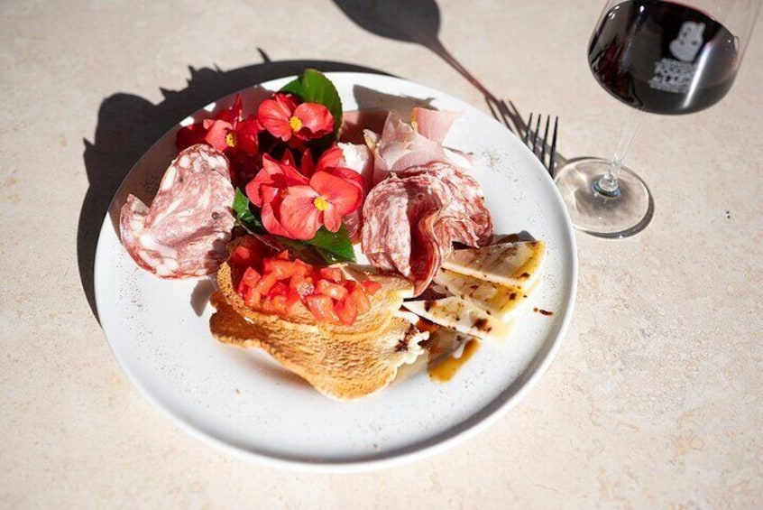 Chianti Lunch with Wine Tasting at Poggio ai Laghi Winery