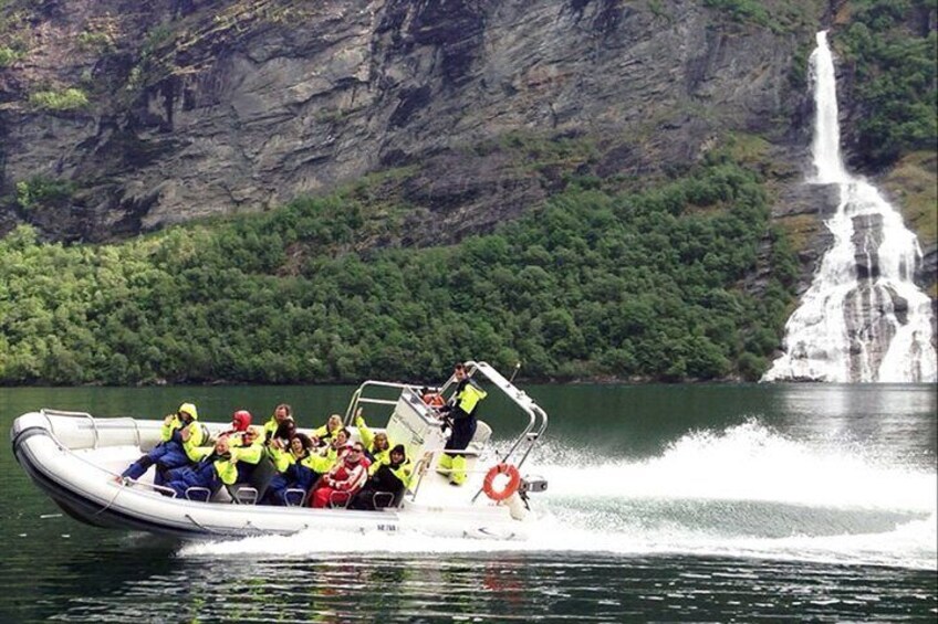 Private Day Tour to Flåm, incl RIB Sognefjord Safari Flåm Railway