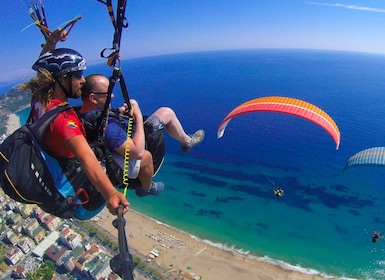 Von Antalya aus: Alanya Paragliding Erlebnis mit Strandbesuch