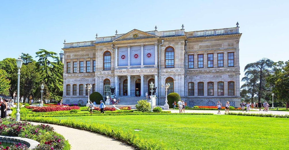 Istanbul: Dolmabahce Palace and Harem Fast-Track & Audio